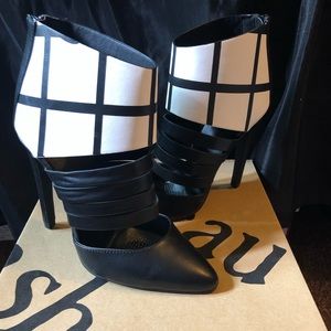Women’s 6.5 Beau & Ashe Vanka black & white heels